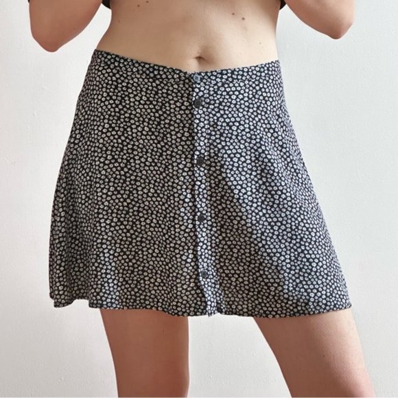 Black Daisy Floral Button Down Low Waisted Mini Skirt size 8 - Picture 1 of 10